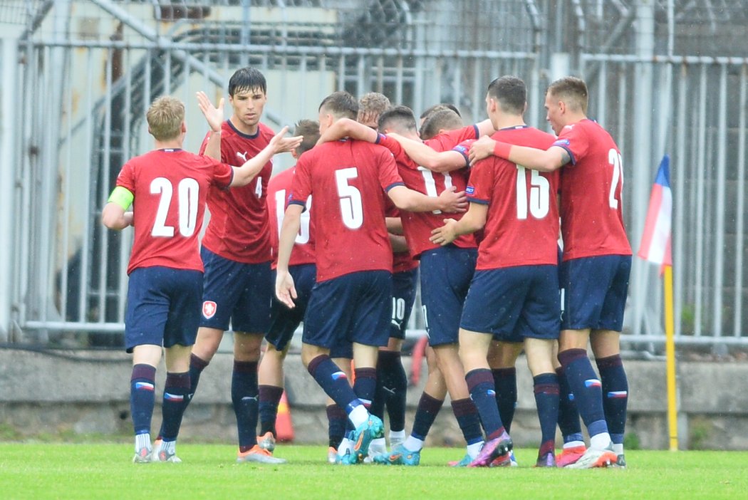 Čeští fotbalisté do 21 let se radují z gólu