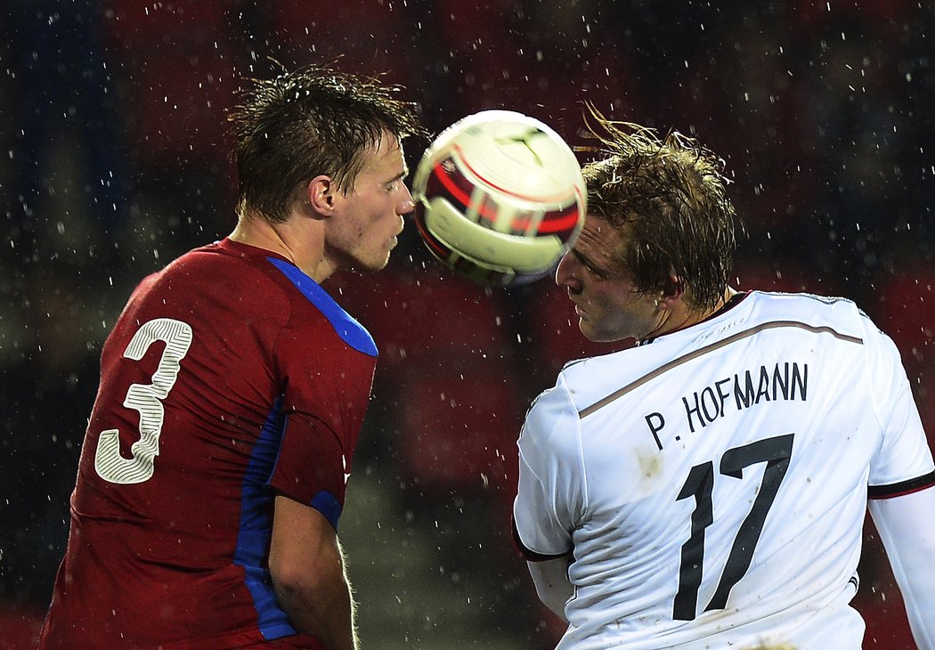 Čeští fotbalisté do 21 let remizovali v dnešním přípravném utkání v Edenu s favorizovaným Německem 1:1. Výběr trenéra Jakuba Dovalila, který se chystá na letní mistrovství Evropy na domácí půdě, vedl díky brance Michaela Krmenčíka, hosté ale po přestávce vyrovnali zásluhou Moritze Leitnera.