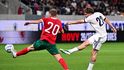 Pavel Kačor pálí na bulharskou branku