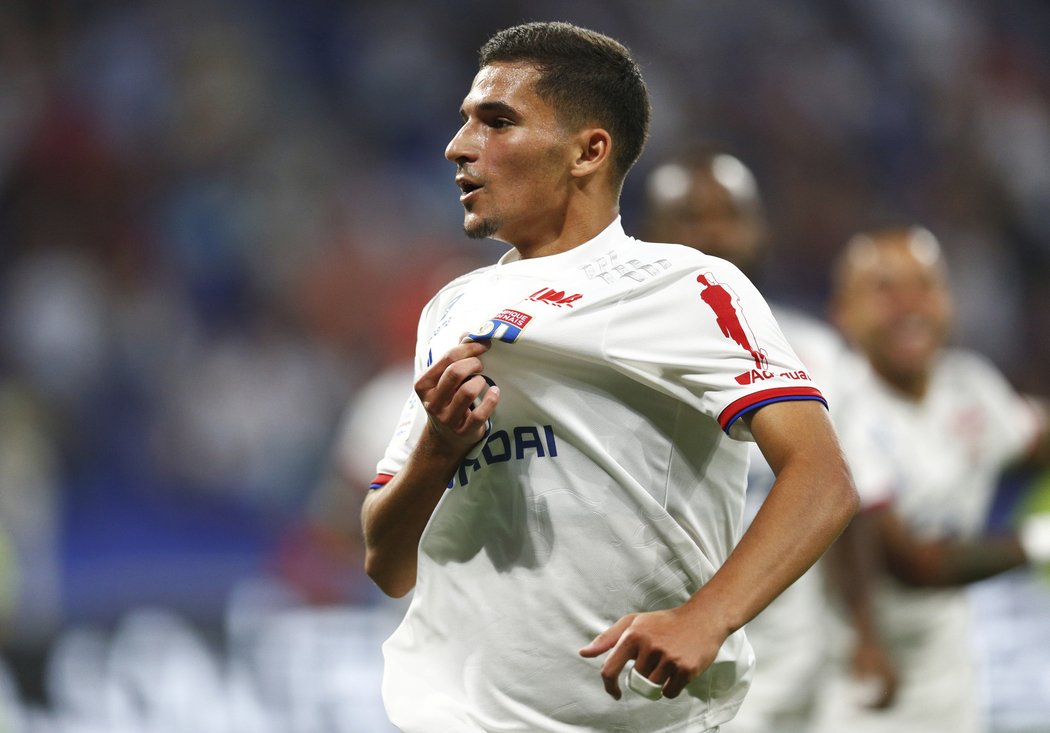 Houssem Aouar se raduje z gólu v dresu Lyonu