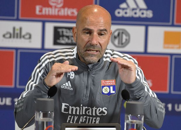 Trenér Lyonu Peter Bosz Trenér Lyonu Peter Bosz