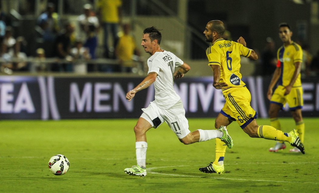 Milan Petržela uniká obráncům Maccabi při gólové akci na 2:0