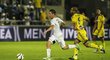 Milan Petržela uniká obráncům Maccabi při gólové akci na 2:0