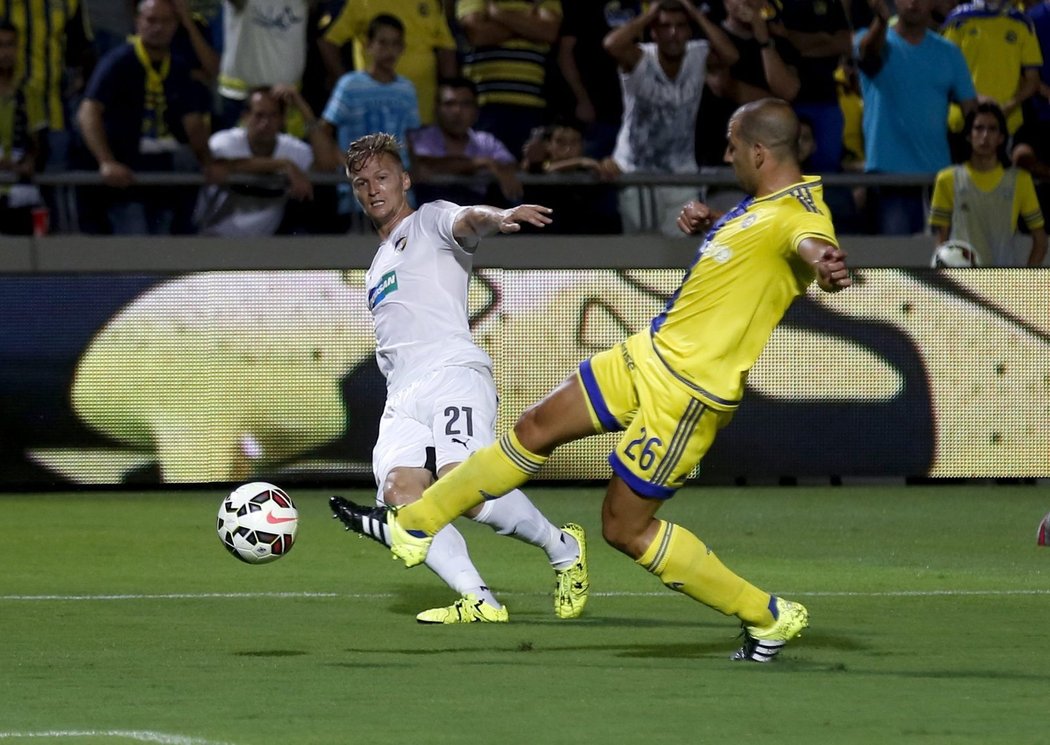 Plzeňský stoper Václav Procházka v souboji s Tal Ben Haimem z Maccabi Tel Avivu