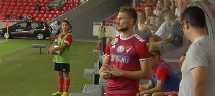 Slovenský obránce Erik Čikoš nemohl v maďarské lize sundat snubní prsten, zpozdil zápas a stejně nakonec nemohl nastoupit...