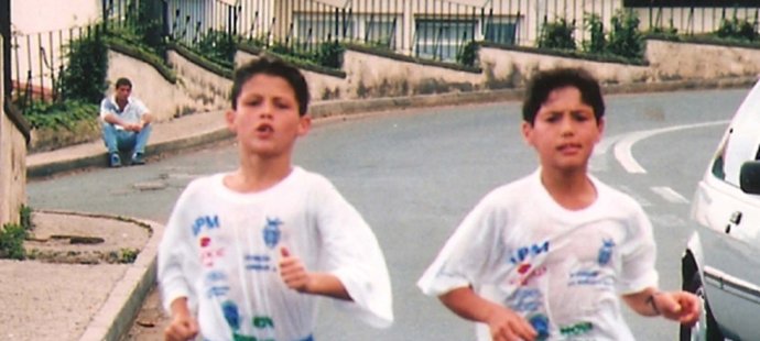 Malý Cristiano Ronaldo (vlevo) vůbec po rodné Madeiře a poté i po světových trávnících běhat nemusel...