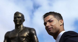Ronaldo se dočkal sochy na Madeiře. Má 240 cm a váží 800 kilogramů