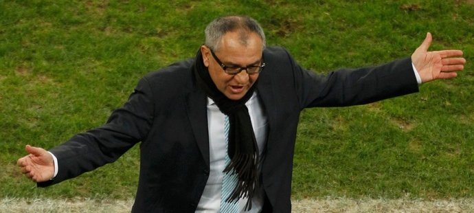 Felix Magath často rozhazoval rukama a po dnešku může zase. Hned první zápas po jeho odchodu Wolfsburg zvládl