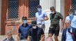 Harry Maguire opouští soud v Řecku