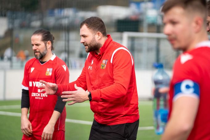 Vysoká prohra reprezentace malého fotbalu s Anglií. Bylo to přes čáru, mrzelo Jelínka Vysoká prohra reprezentace malého fotbalu s Anglií. Bylo to přes čáru, mrzelo Jelínka
