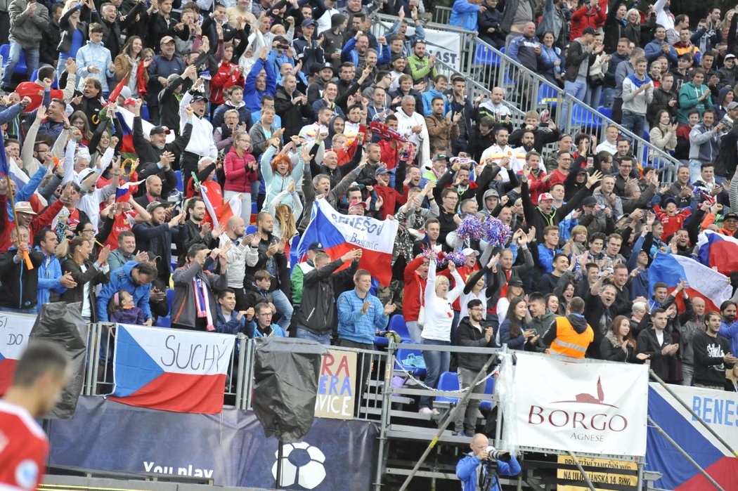 Fanoušci české reprezentace během finále ME v malém fotbale v Brně proti Rusku