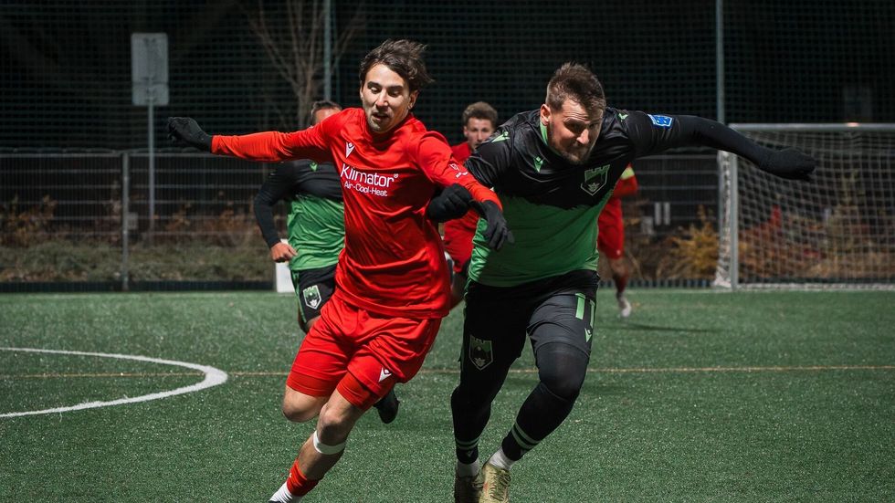 Útočník Jakub Göth v dresu Jihlava Miners (vpravo)