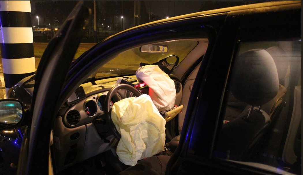 Zničené auto při dopravní nehodě, při které se zranil útočník Manchesteru City Sergio Agüero