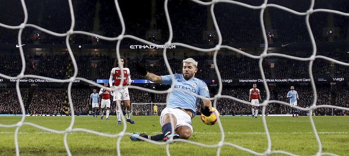 Sergio Agüero vstřelil svůj třetí gól v utkání s Arsenalem rukou