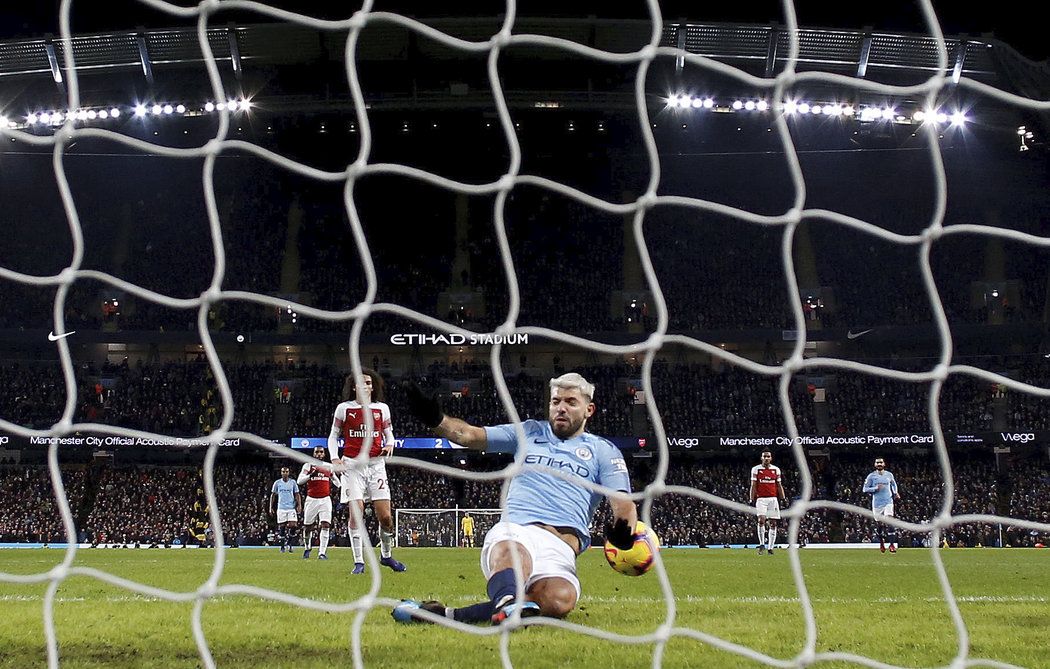 Sergio Agüero vstřelil svůj třetí gól v utkání s Arsenalem rukou