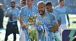 Sergio Agüero s trofejí pro vítěze Premier League