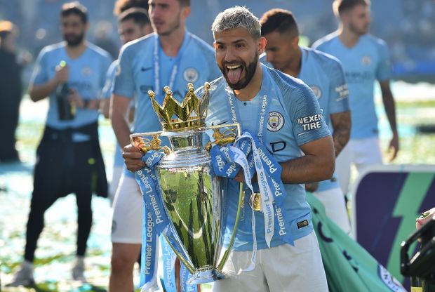 Sergio Agüero s trofejí pro vítěze Premier League Sergio Agüero s trofejí pro vítěze Premier League