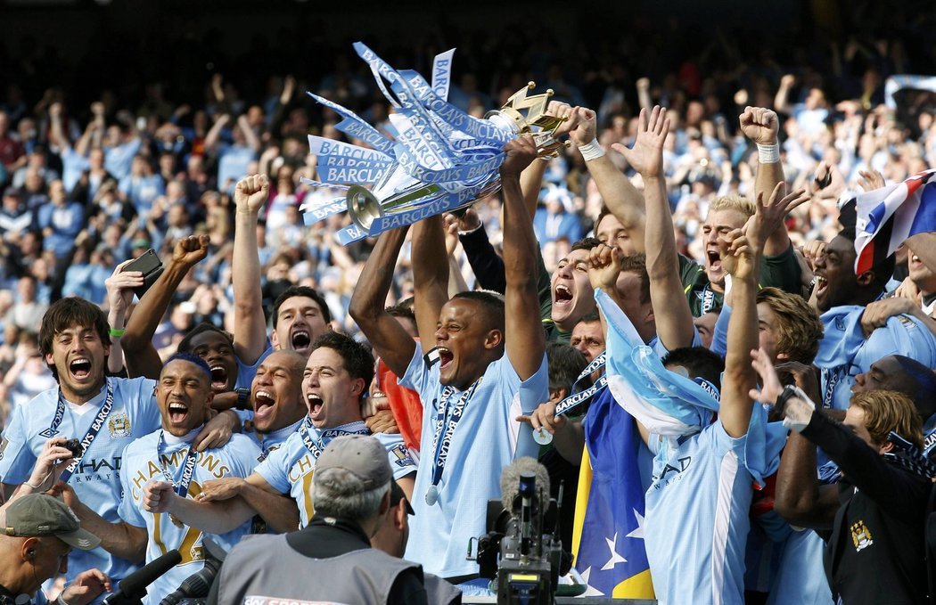 Fotbalisté Manchesteru City slaví po 44 letech vítězství v anglické lize