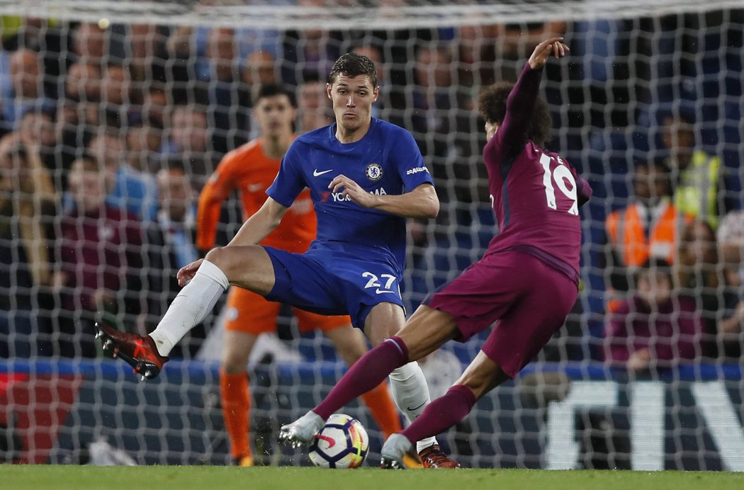 Leroy Sane pálí na branku Chelsea