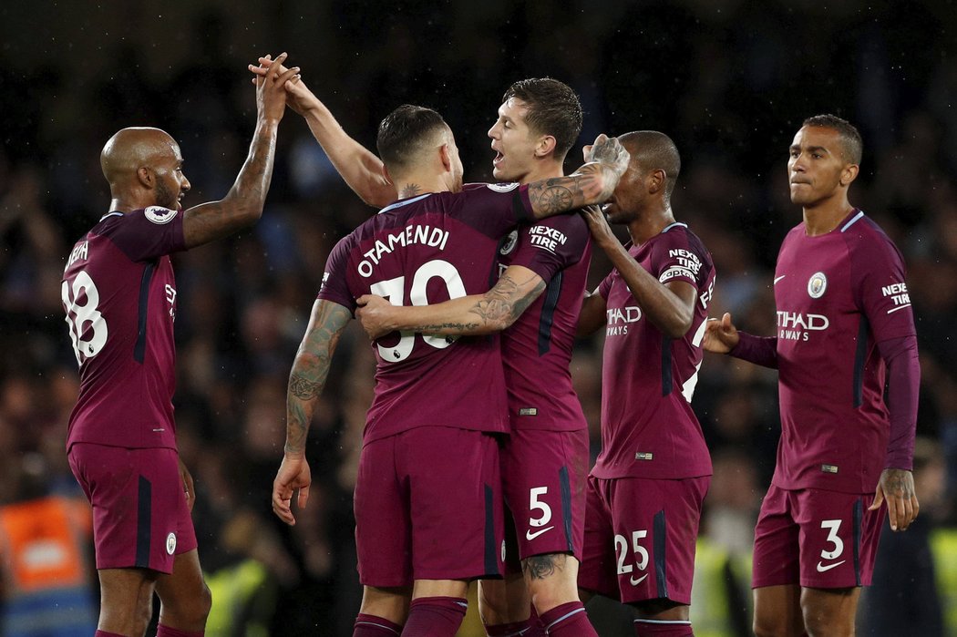 Fotbalisté Manchesteru City slaví výhru nad Chelsea