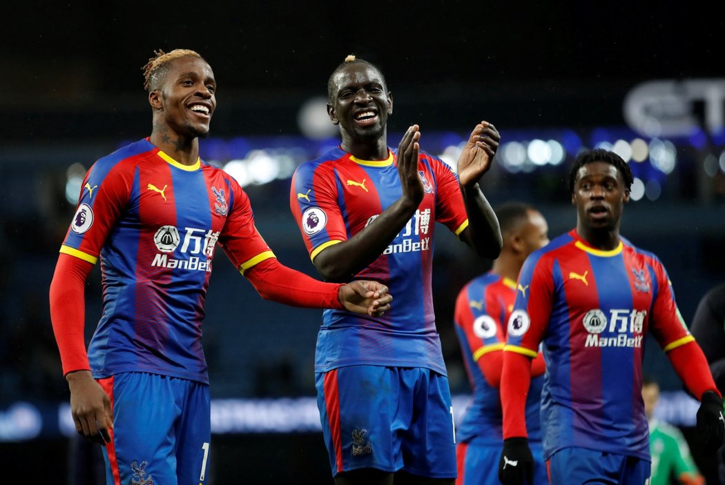 Fotbalisté Crystal Palace se radují z výhry 3:2 na hřišti Manchesteru City