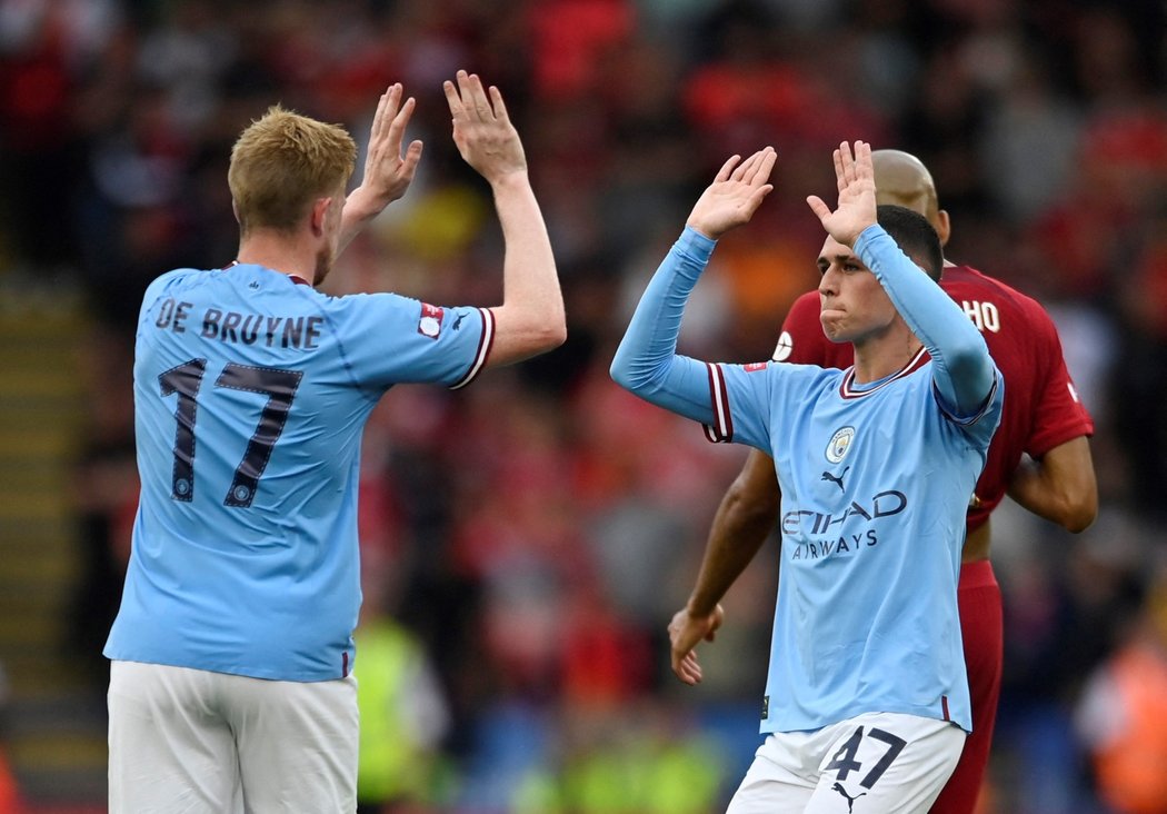 Kevin De Bruyne a Phil Foden v dresu Manchesteru City