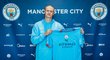 Erling Haaland pózuje s dresem Manchesteru City