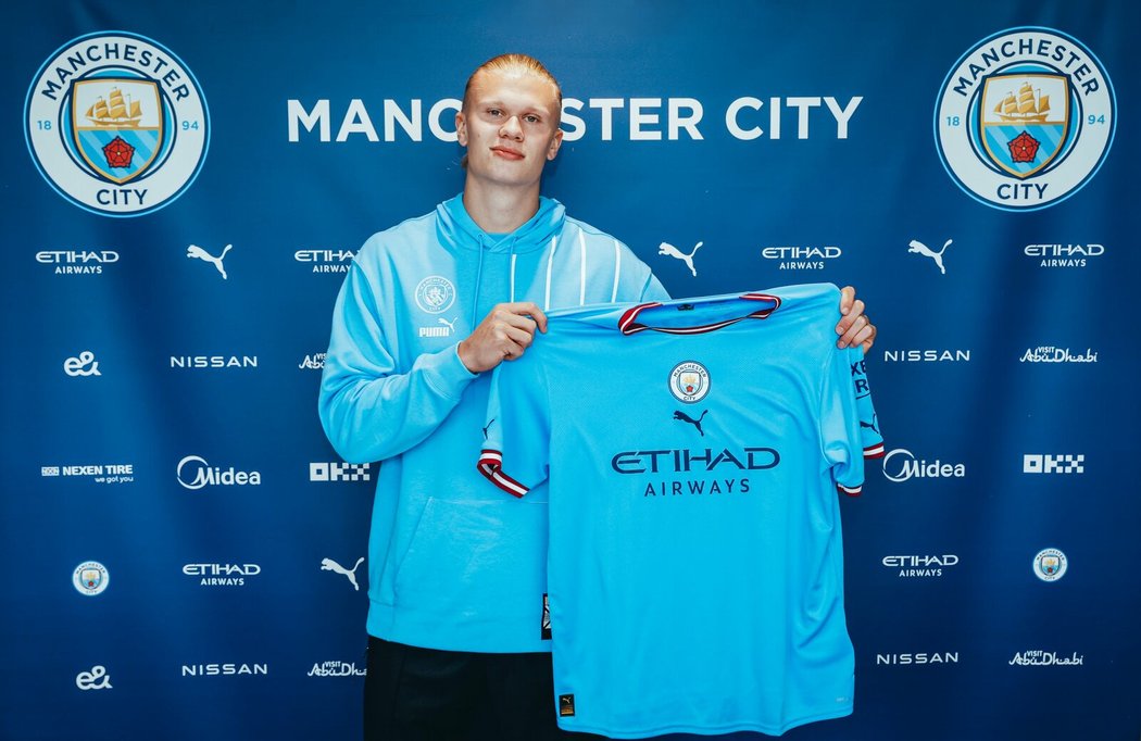 Erling Haaland pózuje s dresem Manchesteru City