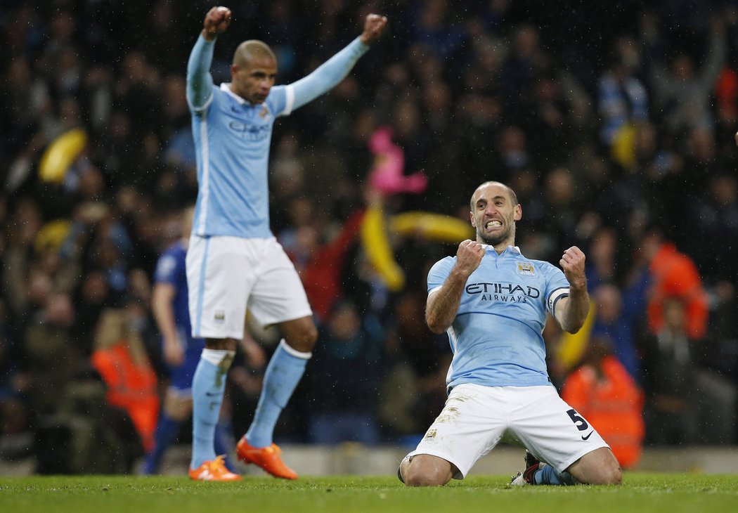 Hráči Manchesteru City Pablo Zabaleta a Fernandinho slaví branku do sítě Evertonu