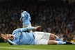 Belgický záložník Manchesteru City Kevin De Bruyne se svíjí v bolestech v utkání s Evertonem