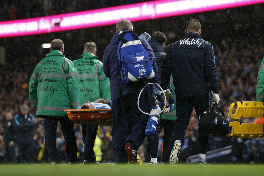 Zraněný záložník Manchesteru City Kevin De Bruyne opouští hřiště na nosítkách v utkání s Evertonem
