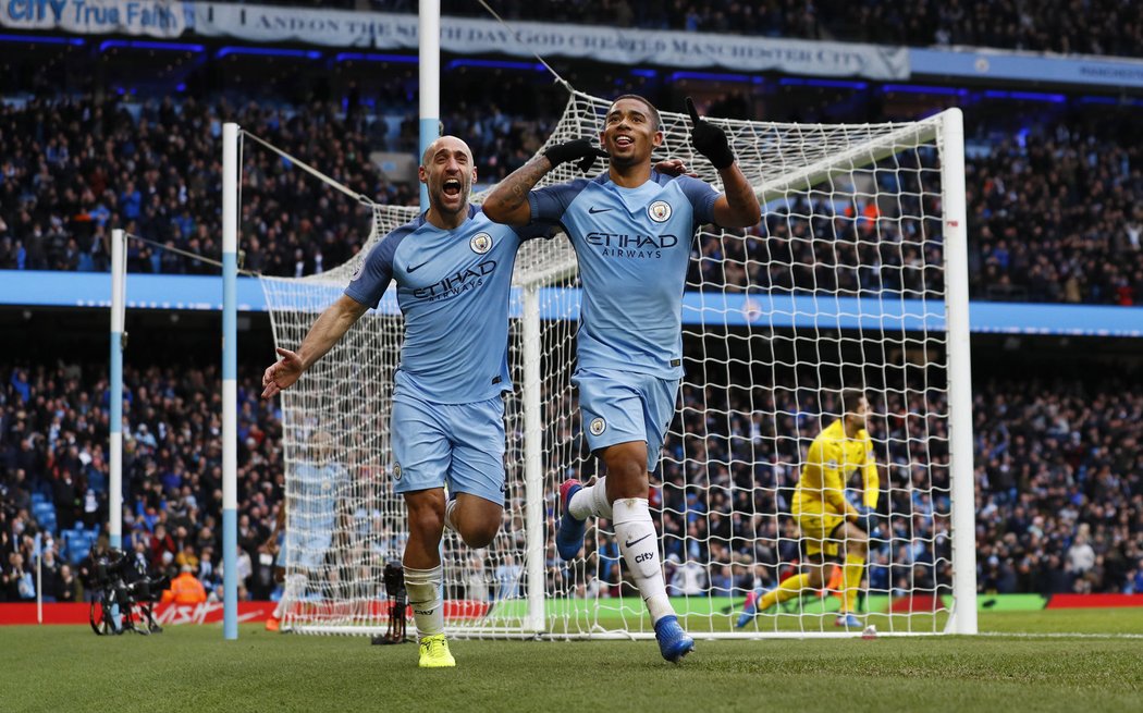 Gabriel Jesus slaví branku do sítě Swansea