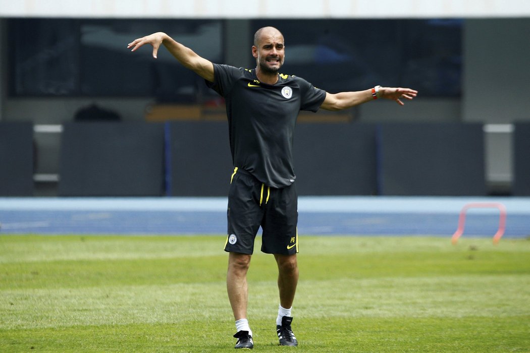 Pep Guardiola na tréninku Manchesteru City