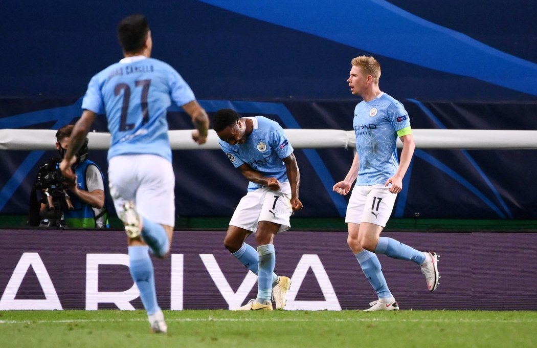 Hráči Manchesteru City po gólu Kevina De Bruyneho (vpravo) proti Lyonu