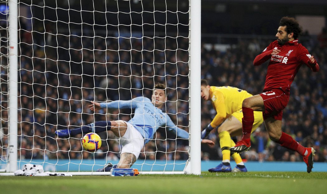 Liverpool byl blízko vedoucímu gólu, Manchester City na poslední chvíli zachránil John Stones