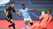 Raheem Sterling z Manchesteru City v souboji o míč s Maxencem Caqueretem z Lyonu