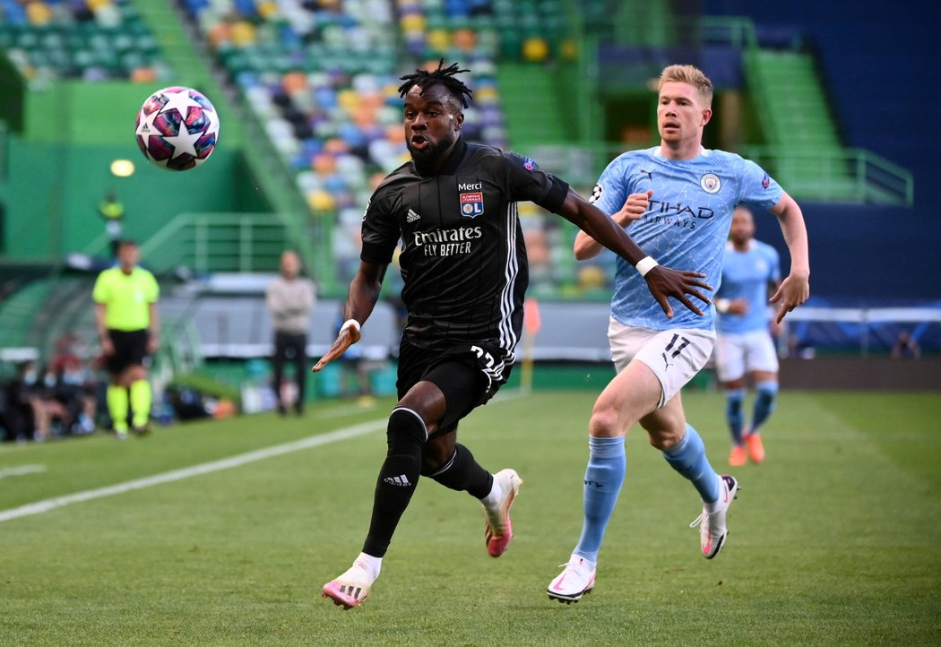 Maxwel Cornet z Lyonu stíhaný Kevinem De Brynem z Manchesteru City