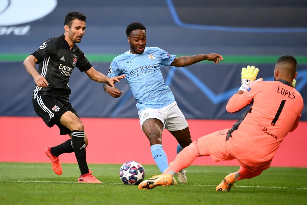 Raheem Sterling z Manchesteru City v souboji o míč s Maxencem Caqueretem z Lyonu