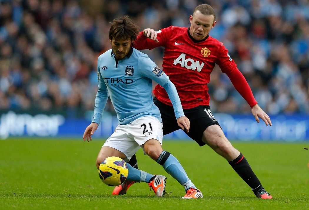 Silva se hlídá míč před Rooneym