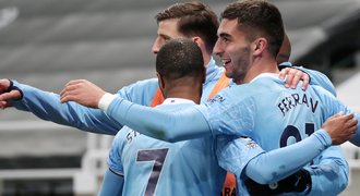 Manchester City po oslavách zvládl přestřelku, Torres dal hattrick