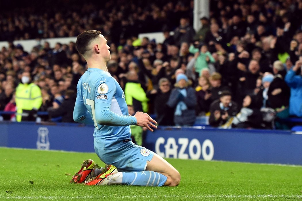 Phil Foden slaví gól proti Evertonu
