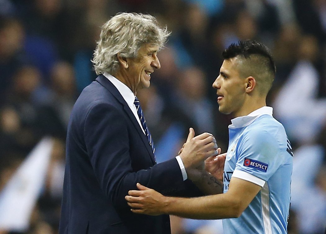 Sergio Agüero a Manuel Pellegrini slaví vítězství nad PSG