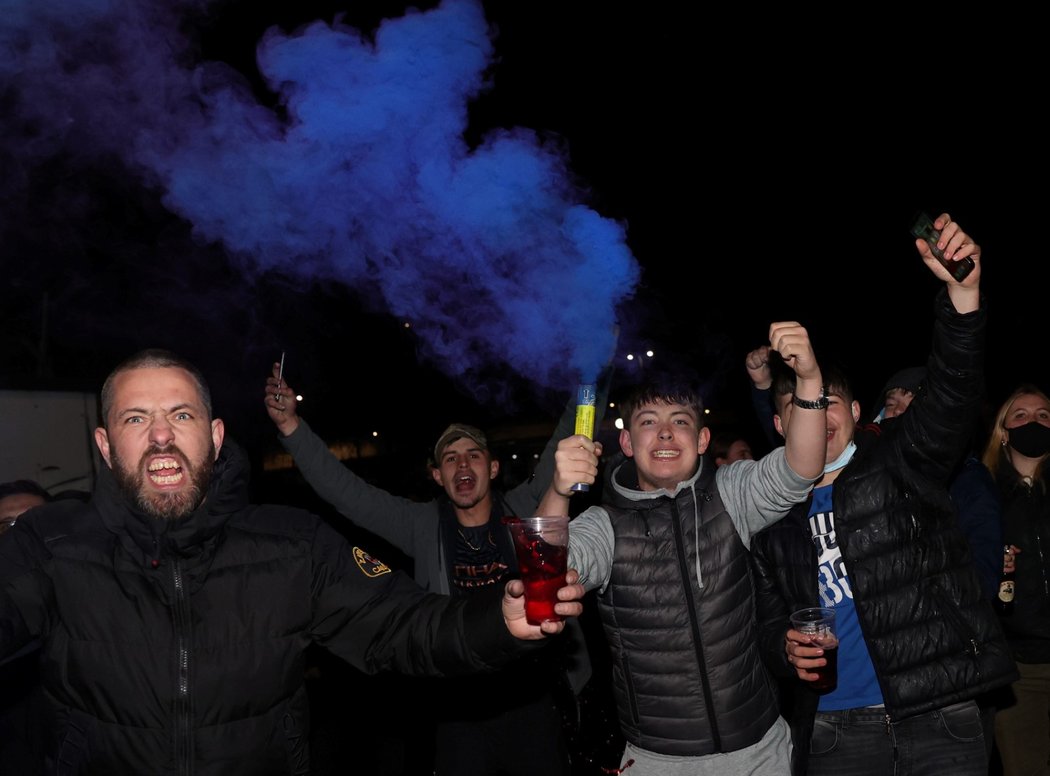 Fanoušci Manchesteru City oslavují postup svého týmu do finále Ligy mistrů