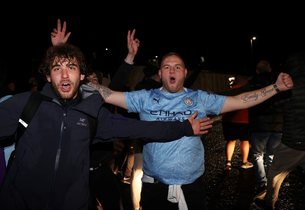 Fanoušci Manchesteru City oslavují postup svého týmu do finále Ligy mistrů
