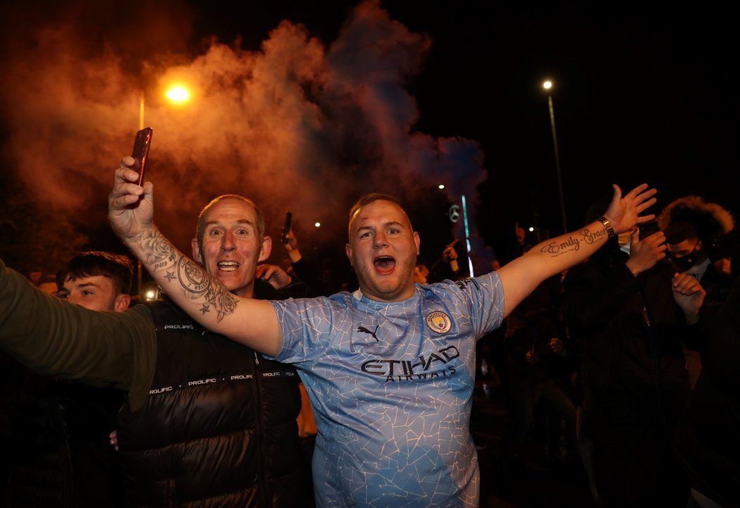 Fanoušci Manchesteru City oslavují postup svého týmu do finále Ligy mistrů