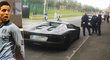 Fotbalista Manchesteru City Samir Nasri musel sledovat, jak mu policisté zabavují luxusní auto za více než 11 milionů korun