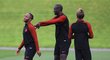 Záložník Manchesteru City Yaya Touré (uprostřed) na tréninku s hvězdnými spoluhráči