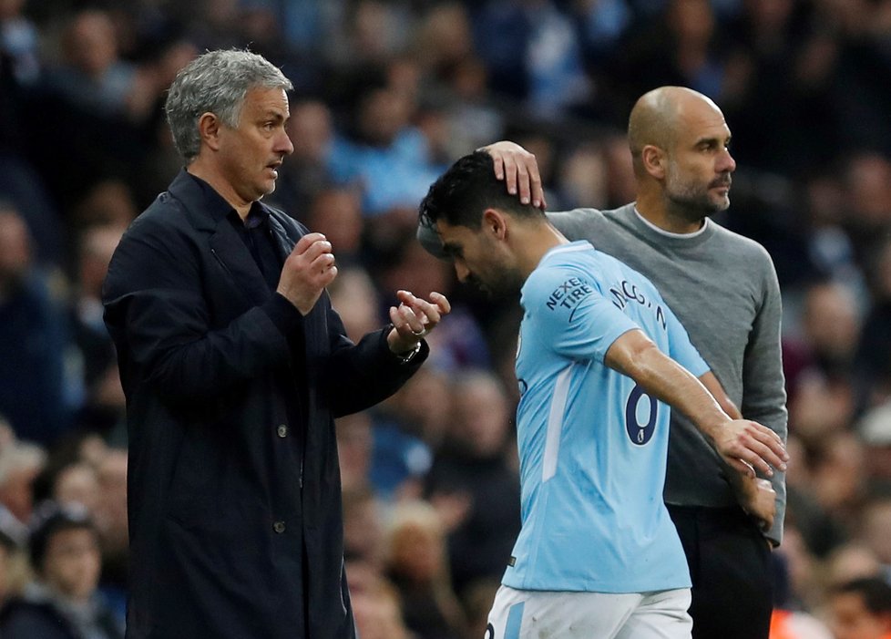 Ilkay Gundogan opouští hřiště v derby o Manchester, přihlíží trenéři José Mourinho a Pep Guardiola