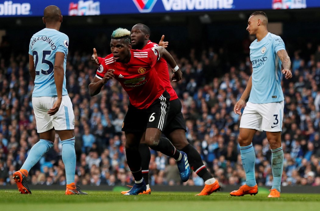 Paul Pogba slaví branku Manchesteru United do sítě City