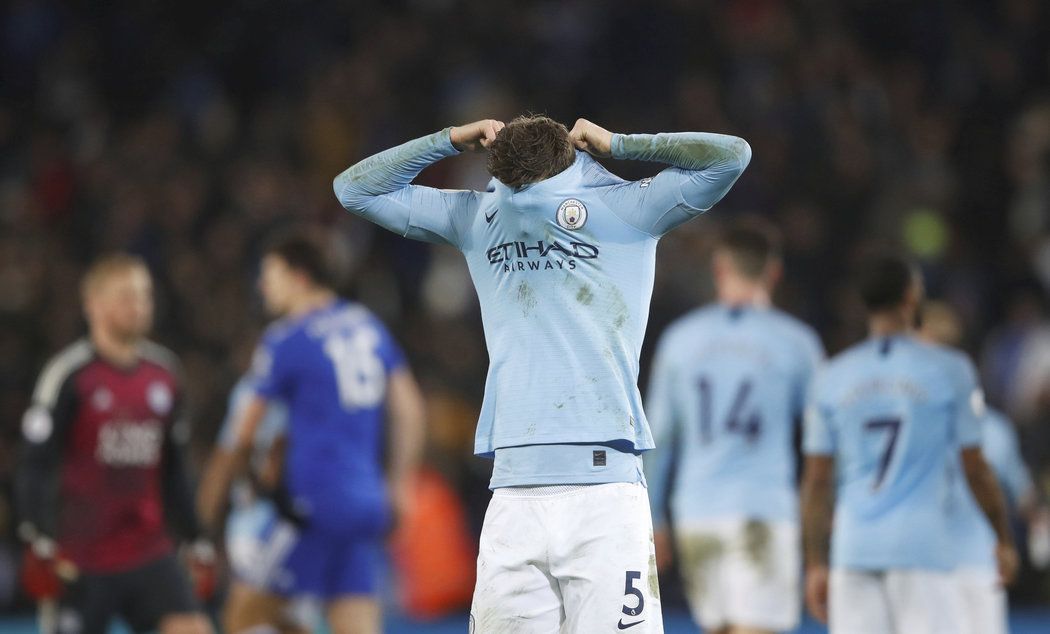 Zklamaný obránce Manchesteru City John Stones po prohře v Leicesteru